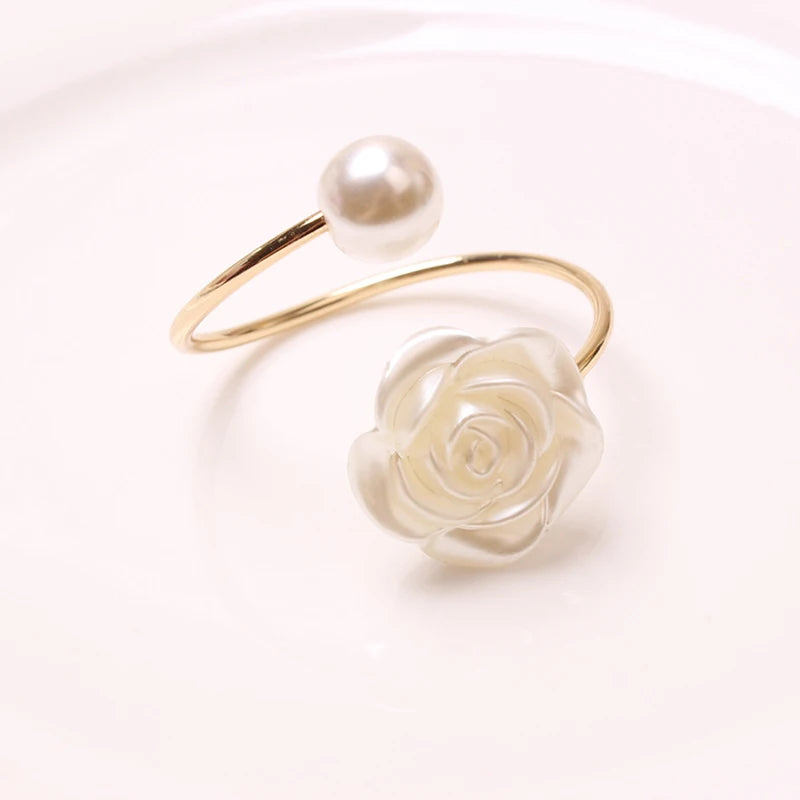 Alloy Pearl Rose Napkin Rings: Elevate your dining experience with these luxurious tableware accents featuring an exquisite rose design and lustrous pearls, perfect for adding timeless elegance to any setting.